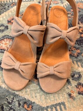 Gentile Souls /Kennith Cole woman’s size 8.5 suede Double-Bow Slingback Sandals